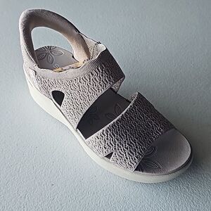 New Sketchers Taupe Pier Lite Adoration Slip Ins Sandal, Size 6.5